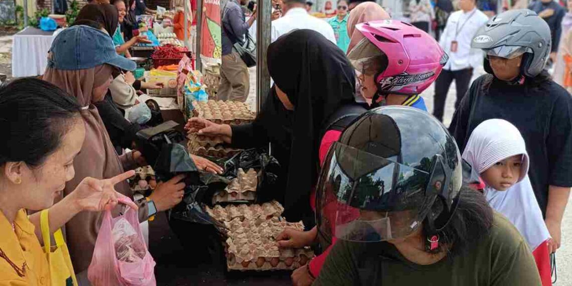 Belanja Hemat, Warga Kampung Bulang Buru Selisih Harga di Pasar Murah