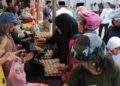Belanja Hemat, Warga Kampung Bulang Buru Selisih Harga di Pasar Murah