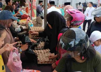 Belanja Hemat, Warga Kampung Bulang Buru Selisih Harga di Pasar Murah