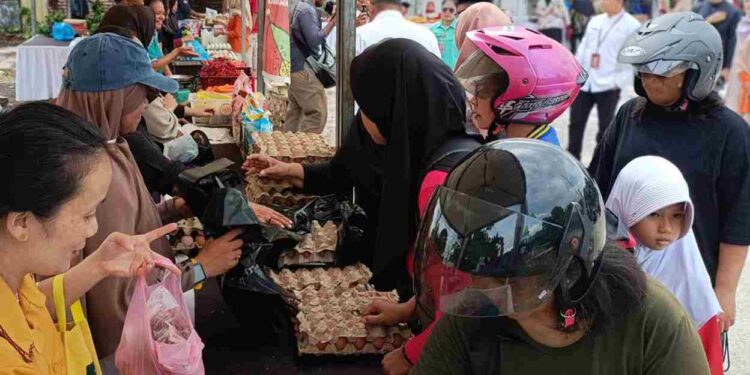 Belanja Hemat, Warga Kampung Bulang Buru Selisih Harga di Pasar Murah
