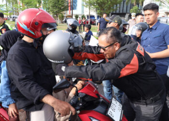 Tekan Angka Kecelakaan Jelang Mudik, Kapolda Kepri dan HDCI Berbagi Helm Gratis