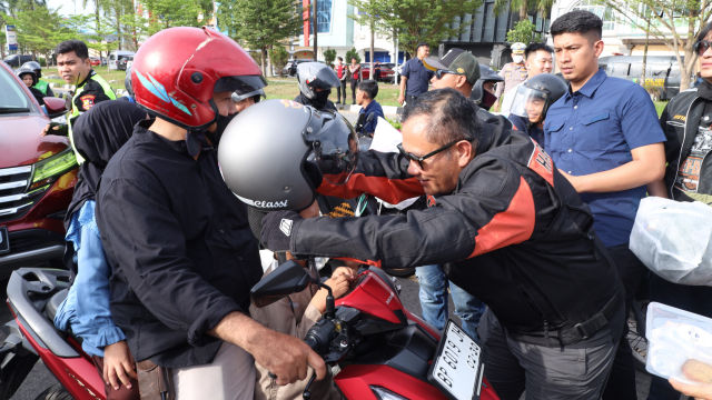 Tekan Angka Kecelakaan Jelang Mudik, Kapolda Kepri dan HDCI Berbagi Helm Gratis