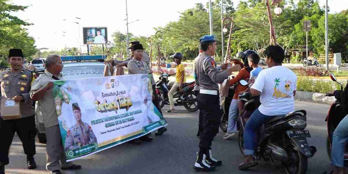 Sapa Pengendara di Bandara RHF, Kapolresta Tanjungpinang Bagikan Takjil Buka Puasa