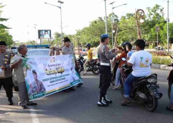 Sapa Pengendara di Bandara RHF, Kapolresta Tanjungpinang Bagikan Takjil Buka Puasa