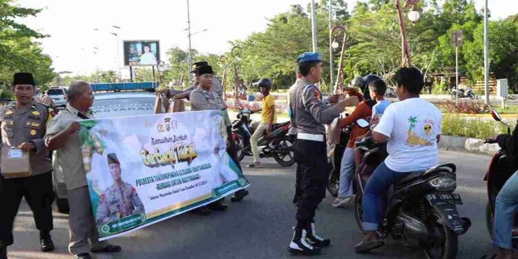 Sapa Pengendara di Bandara RHF, Kapolresta Tanjungpinang Bagikan Takjil Buka Puasa