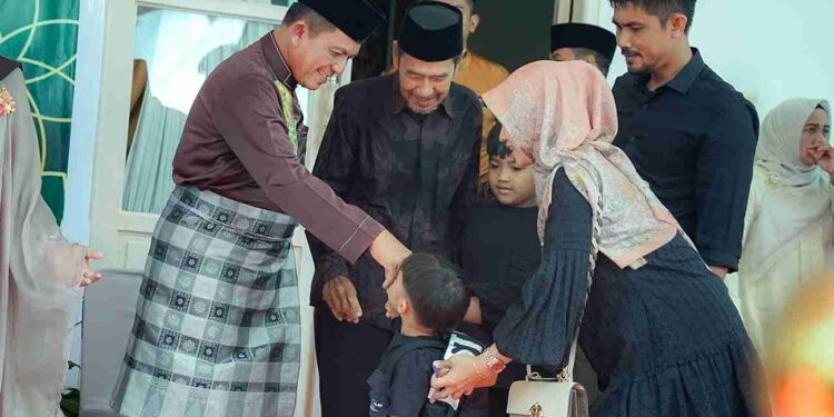 Hapus Sekat Birokrasi, Warga Lintas Daerah Padati Open House Gubernur Ansar