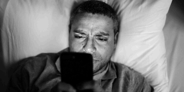 Mengenal Doomscrolling: Alasan Sulitnya Berhenti Mengonsumsi Berita Buruk di Medsos