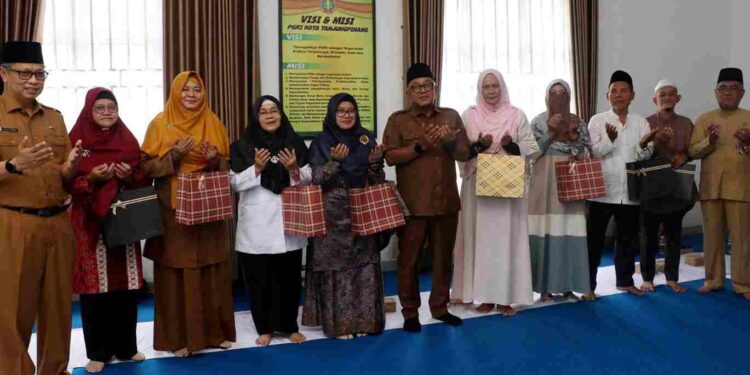 Solidaritas Guru Iringi Pelepasan 8 Jemaah Haji PGRI Tanjungpinang