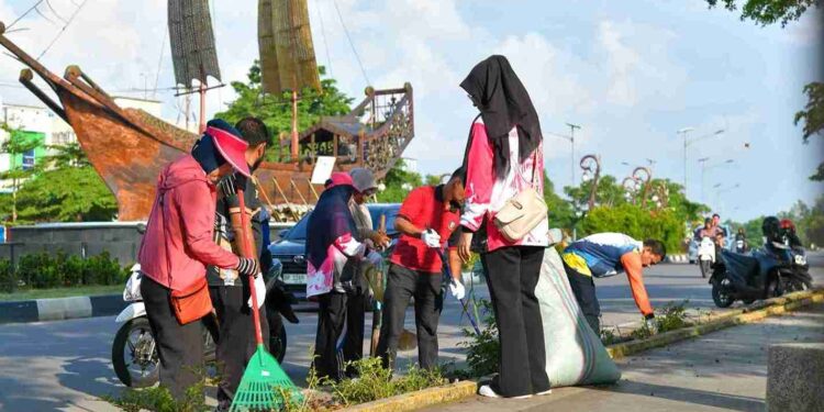 Ansar Pimpin Gotong Royong, Percantik Jalur Utama Bandara RHF