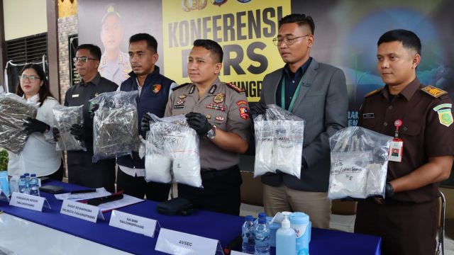 Polresta Tanjungpinang Gagalkan Peredaran Hampir 8 Kg Narkotika, Lima Tersangka Ditangkap