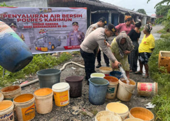 Polres Karimun Salurkan Air Bersih untuk Warga Telaga Riau