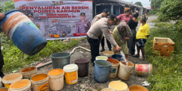 Polres Karimun Salurkan Air Bersih untuk Warga Telaga Riau
