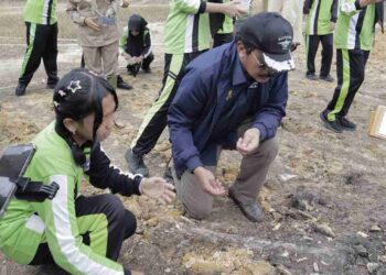 PPL Meral Ajak Pelajar SMA Belajar Bertani, Tanam Padi Gogo di Lahan Sekolah