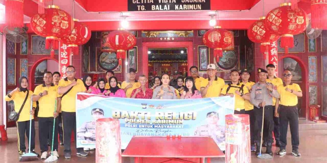 Sambut Hari Bhayangkara, Polres Karimun Bersihkan Rumah Ibadah Lintas Agama