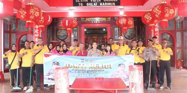 Sambut Hari Bhayangkara, Polres Karimun Bersihkan Rumah Ibadah Lintas Agama