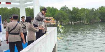 Tabur Bunga di Laut, Polres Karimun Kenang Jasa Pahlawan Jelang Hari Bhayangkara ke-80