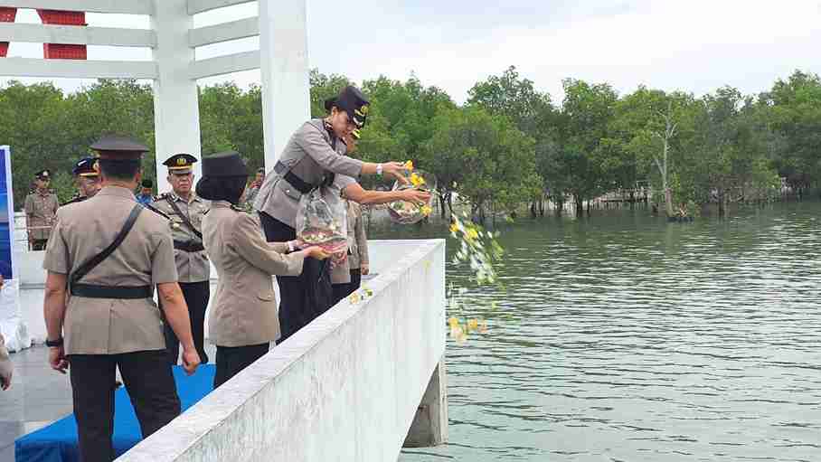 Tabur Bunga di Laut, Polres Karimun Kenang Jasa Pahlawan Jelang Hari Bhayangkara ke-80