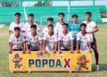 Tanjungpinang Tundukkan Tuan Rumah Karimun 3-1 di POPDA Kepri 2026 Lidiknusantara.com, Karimun – Tim sepak bola Kota Tanjungpinang membuka peluang melaju ke babak berikutnya setelah menaklukkan tuan rumah Kabupaten Karimun dengan skor 3-1 pada lanjutan cabang olahraga sepak bola Pekan Olahraga Pelajar Daerah (POPDA) X Kepulauan Riau 2026 di Stadion Badang Perkasa, Jumat (3/7/2026). Karimun sempat tampil menekan sejak awal pertandingan dan menciptakan beberapa peluang. Namun, lini belakang Tanjungpinang mampu meredam serangan tuan rumah. Tim berjuluk Gurindam kemudian memecah kebuntuan lewat tendangan bebas sebelum menambah satu gol lagi menjelang turun minum. Memasuki babak kedua, Tanjungpinang kembali memperbesar keunggulan menjadi 3-0 melalui skema sepak pojok. Karimun sempat memperkecil ketertinggalan lewat sundulan kepala, tetapi hingga peluit panjang berbunyi skor 3-1 tetap bertahan untuk kemenangan Tanjungpinang. Kepala Bidang Peningkatan Prestasi Olahraga Dispora Kota Tanjungpinang, Murdani Hadinata, mengapresiasi penampilan para pemain dan tim pelatih yang mampu meraih kemenangan atas tuan rumah. "Saya apresiasi untuk pemain dan pelatih. Kami harap pada pertandingan berikutnya melawan Batam dan Lingga, tim bisa bermain lebih baik lagi, lebih prima. Doakan anak-anak kami meraih medali emas di cabang sepak bola ini," katanya. Pelatih Tanjungpinang, Nanang, menilai kemenangan tersebut tidak lepas dari kedisiplinan para pemain sepanjang laga. "Alhamdulillah selama pertandingan melawan tuan rumah anak-anak bermain konsisten. Untuk pertandingan selanjutnya kami akan meningkatkan permainan," ujarnya. Kemenangan ini menjadi modal penting bagi Tanjungpinang menghadapi dua laga berikutnya melawan Batam dan Lingga dalam persaingan memperebutkan tiket menuju fase selanjutnya.