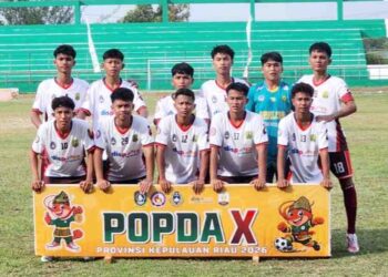 Tanjungpinang Tundukkan Tuan Rumah Karimun 3-1 di POPDA Kepri 2026 Lidiknusantara.com, Karimun – Tim sepak bola Kota Tanjungpinang membuka peluang melaju ke babak berikutnya setelah menaklukkan tuan rumah Kabupaten Karimun dengan skor 3-1 pada lanjutan cabang olahraga sepak bola Pekan Olahraga Pelajar Daerah (POPDA) X Kepulauan Riau 2026 di Stadion Badang Perkasa, Jumat (3/7/2026). Karimun sempat tampil menekan sejak awal pertandingan dan menciptakan beberapa peluang. Namun, lini belakang Tanjungpinang mampu meredam serangan tuan rumah. Tim berjuluk Gurindam kemudian memecah kebuntuan lewat tendangan bebas sebelum menambah satu gol lagi menjelang turun minum. Memasuki babak kedua, Tanjungpinang kembali memperbesar keunggulan menjadi 3-0 melalui skema sepak pojok. Karimun sempat memperkecil ketertinggalan lewat sundulan kepala, tetapi hingga peluit panjang berbunyi skor 3-1 tetap bertahan untuk kemenangan Tanjungpinang. Kepala Bidang Peningkatan Prestasi Olahraga Dispora Kota Tanjungpinang, Murdani Hadinata, mengapresiasi penampilan para pemain dan tim pelatih yang mampu meraih kemenangan atas tuan rumah. "Saya apresiasi untuk pemain dan pelatih. Kami harap pada pertandingan berikutnya melawan Batam dan Lingga, tim bisa bermain lebih baik lagi, lebih prima. Doakan anak-anak kami meraih medali emas di cabang sepak bola ini," katanya. Pelatih Tanjungpinang, Nanang, menilai kemenangan tersebut tidak lepas dari kedisiplinan para pemain sepanjang laga. "Alhamdulillah selama pertandingan melawan tuan rumah anak-anak bermain konsisten. Untuk pertandingan selanjutnya kami akan meningkatkan permainan," ujarnya. Kemenangan ini menjadi modal penting bagi Tanjungpinang menghadapi dua laga berikutnya melawan Batam dan Lingga dalam persaingan memperebutkan tiket menuju fase selanjutnya.