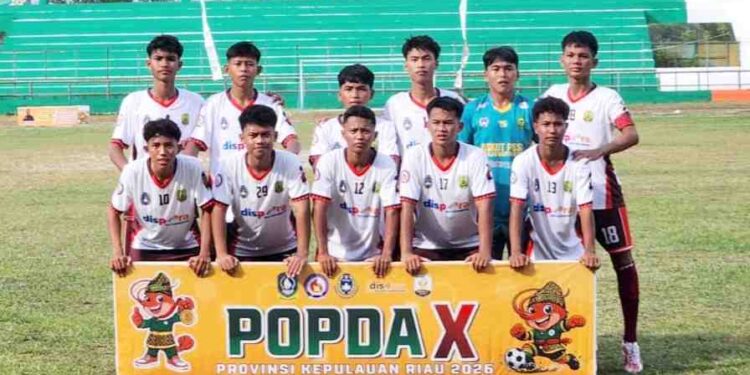 Tanjungpinang Tundukkan Tuan Rumah Karimun 3-1 di POPDA Kepri 2026 Lidiknusantara.com, Karimun – Tim sepak bola Kota Tanjungpinang membuka peluang melaju ke babak berikutnya setelah menaklukkan tuan rumah Kabupaten Karimun dengan skor 3-1 pada lanjutan cabang olahraga sepak bola Pekan Olahraga Pelajar Daerah (POPDA) X Kepulauan Riau 2026 di Stadion Badang Perkasa, Jumat (3/7/2026). Karimun sempat tampil menekan sejak awal pertandingan dan menciptakan beberapa peluang. Namun, lini belakang Tanjungpinang mampu meredam serangan tuan rumah. Tim berjuluk Gurindam kemudian memecah kebuntuan lewat tendangan bebas sebelum menambah satu gol lagi menjelang turun minum. Memasuki babak kedua, Tanjungpinang kembali memperbesar keunggulan menjadi 3-0 melalui skema sepak pojok. Karimun sempat memperkecil ketertinggalan lewat sundulan kepala, tetapi hingga peluit panjang berbunyi skor 3-1 tetap bertahan untuk kemenangan Tanjungpinang. Kepala Bidang Peningkatan Prestasi Olahraga Dispora Kota Tanjungpinang, Murdani Hadinata, mengapresiasi penampilan para pemain dan tim pelatih yang mampu meraih kemenangan atas tuan rumah. "Saya apresiasi untuk pemain dan pelatih. Kami harap pada pertandingan berikutnya melawan Batam dan Lingga, tim bisa bermain lebih baik lagi, lebih prima. Doakan anak-anak kami meraih medali emas di cabang sepak bola ini," katanya. Pelatih Tanjungpinang, Nanang, menilai kemenangan tersebut tidak lepas dari kedisiplinan para pemain sepanjang laga. "Alhamdulillah selama pertandingan melawan tuan rumah anak-anak bermain konsisten. Untuk pertandingan selanjutnya kami akan meningkatkan permainan," ujarnya. Kemenangan ini menjadi modal penting bagi Tanjungpinang menghadapi dua laga berikutnya melawan Batam dan Lingga dalam persaingan memperebutkan tiket menuju fase selanjutnya.