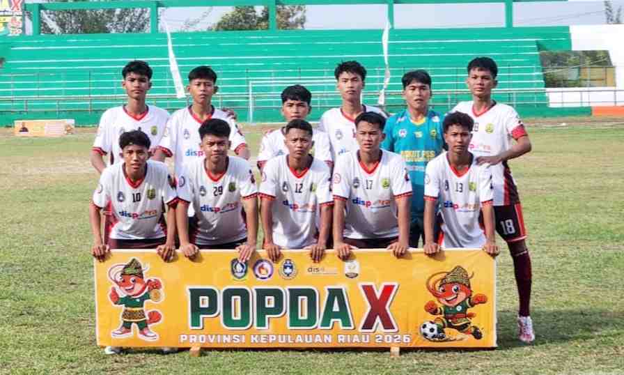 Tanjungpinang Tundukkan Tuan Rumah Karimun 3-1 di POPDA Kepri 2026 Lidiknusantara.com, Karimun – Tim sepak bola Kota Tanjungpinang membuka peluang melaju ke babak berikutnya setelah menaklukkan tuan rumah Kabupaten Karimun dengan skor 3-1 pada lanjutan cabang olahraga sepak bola Pekan Olahraga Pelajar Daerah (POPDA) X Kepulauan Riau 2026 di Stadion Badang Perkasa, Jumat (3/7/2026). Karimun sempat tampil menekan sejak awal pertandingan dan menciptakan beberapa peluang. Namun, lini belakang Tanjungpinang mampu meredam serangan tuan rumah. Tim berjuluk Gurindam kemudian memecah kebuntuan lewat tendangan bebas sebelum menambah satu gol lagi menjelang turun minum. Memasuki babak kedua, Tanjungpinang kembali memperbesar keunggulan menjadi 3-0 melalui skema sepak pojok. Karimun sempat memperkecil ketertinggalan lewat sundulan kepala, tetapi hingga peluit panjang berbunyi skor 3-1 tetap bertahan untuk kemenangan Tanjungpinang. Kepala Bidang Peningkatan Prestasi Olahraga Dispora Kota Tanjungpinang, Murdani Hadinata, mengapresiasi penampilan para pemain dan tim pelatih yang mampu meraih kemenangan atas tuan rumah. "Saya apresiasi untuk pemain dan pelatih. Kami harap pada pertandingan berikutnya melawan Batam dan Lingga, tim bisa bermain lebih baik lagi, lebih prima. Doakan anak-anak kami meraih medali emas di cabang sepak bola ini," katanya. Pelatih Tanjungpinang, Nanang, menilai kemenangan tersebut tidak lepas dari kedisiplinan para pemain sepanjang laga. "Alhamdulillah selama pertandingan melawan tuan rumah anak-anak bermain konsisten. Untuk pertandingan selanjutnya kami akan meningkatkan permainan," ujarnya. Kemenangan ini menjadi modal penting bagi Tanjungpinang menghadapi dua laga berikutnya melawan Batam dan Lingga dalam persaingan memperebutkan tiket menuju fase selanjutnya.