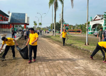 Polres Karimun Bersihkan Kawasan GOR, Dukung Gerakan Indonesia Asri