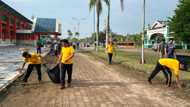 Polres Karimun Bersihkan Kawasan GOR, Dukung Gerakan Indonesia Asri