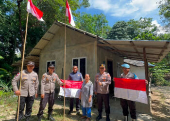Polsek Buru Bagikan Bendera Merah Putih, Ajak Warga Semarakkan HUT ke-81 RI