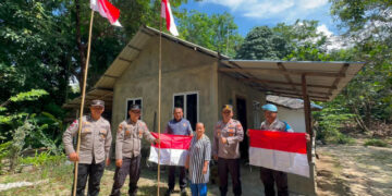 Polsek Buru Bagikan Bendera Merah Putih, Ajak Warga Semarakkan HUT ke-81 RI