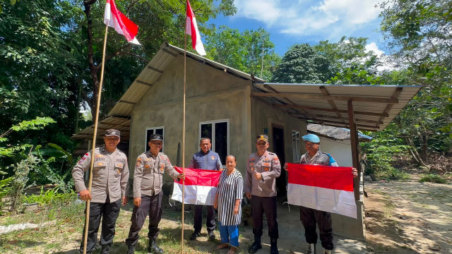 Polsek Buru Bagikan Bendera Merah Putih, Ajak Warga Semarakkan HUT ke-81 RI