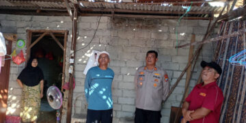 Jelang HUT RI, Polsek Kuba Bedah Rumah Lansia yang Tinggal Sendirian