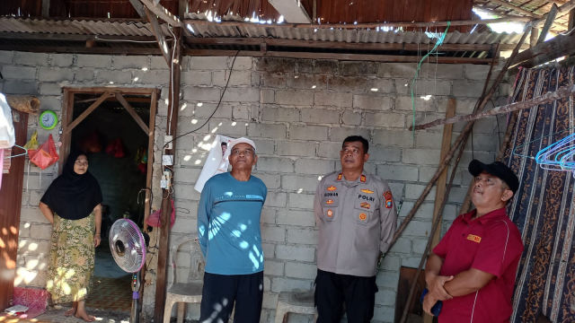 Jelang HUT RI, Polsek Kuba Bedah Rumah Lansia yang Tinggal Sendirian