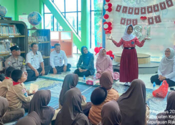 Kargo Baca Polsek Meral Bawa Buku Lebih Dekat kepada Anak-anak Karimun