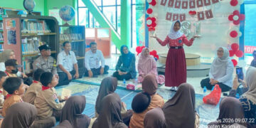 Kargo Baca Polsek Meral Bawa Buku Lebih Dekat kepada Anak-anak Karimun