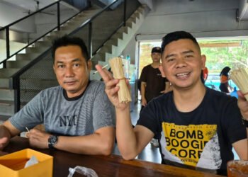 Ketum DPP LMB Datok Farizal di Dampingi Ketua Koprasi LMB Kepri saat Promosi Rokok Daun Pucuk Nipah Di Sekupang Batam.