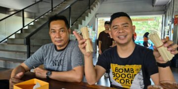 Ketum DPP LMB Datok Farizal di Dampingi Ketua Koprasi LMB Kepri saat Promosi Rokok Daun Pucuk Nipah Di Sekupang Batam.