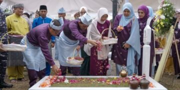 Gubernur Ansar Ahmad berziarah ke TMP Pusara Bhakti dalam rangka Hari Jadi ke-24 Kepri dan menekankan pemerataan pembangunan serta konektivitas antarpulau.