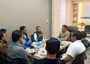 Pertemuan pengurus PWI Kepri Pokja Tanjungpinang dengan Wakapolresta Tanjungpinang AKBP Farouk Oktora di Mapolresta Tanjungpinang, Kamis (3/9/2026). (Foto: PWI Kepri)