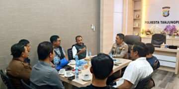 Pertemuan pengurus PWI Kepri Pokja Tanjungpinang dengan Wakapolresta Tanjungpinang AKBP Farouk Oktora di Mapolresta Tanjungpinang, Kamis (3/9/2026). (Foto: PWI Kepri)