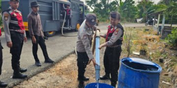 Polresta Tanjungpinang Salurkan 50 Ton Air untuk Warga Terdampak Kemarau