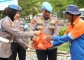 Propam Polres Karimun membagikan paket sembako kepada tukang sapu jalan di kawasan Poros, Meral, untuk menyambut Hari Jadi Propam Polri ke-24.
