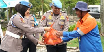 Propam Polres Karimun membagikan paket sembako kepada tukang sapu jalan di kawasan Poros, Meral, untuk menyambut Hari Jadi Propam Polri ke-24.