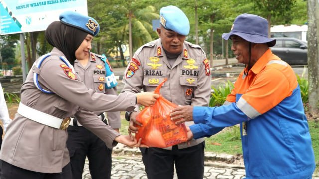 Propam Polres Karimun membagikan paket sembako kepada tukang sapu jalan di kawasan Poros, Meral, untuk menyambut Hari Jadi Propam Polri ke-24.