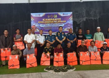 KSOP Karimun menggelar sosialisasi keselamatan berlayar bagi nelayan Buru dan membagikan life jacket secara gratis.