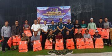 KSOP Karimun menggelar sosialisasi keselamatan berlayar bagi nelayan Buru dan membagikan life jacket secara gratis.