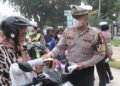 Polres Karimun membagikan 300 masker kepada warga untuk mengantisipasi dampak kabut asap saat kualitas udara mencapai kategori tidak sehat.