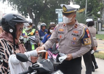 Polres Karimun membagikan 300 masker kepada warga untuk mengantisipasi dampak kabut asap saat kualitas udara mencapai kategori tidak sehat.