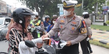 Polres Karimun membagikan 300 masker kepada warga untuk mengantisipasi dampak kabut asap saat kualitas udara mencapai kategori tidak sehat.