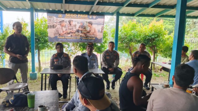 Polsek KKP Tanjungpinang menggelar Sego Pagi bersama driver lori dan buruh Pelabuhan Roro Dompak untuk mempererat silaturahmi dan menjaga kamtibmas.