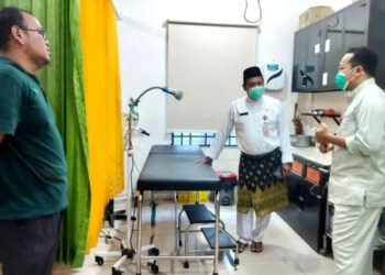 Kasus ISPA Tanjungpinang naik dari 138 menjadi 180 kasus harian. Dinkes memeriksa kesiapan obat, peralatan medis, dan ambulans puskesmas.